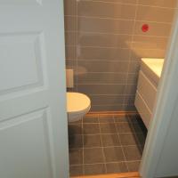 Ferdig WC-rom med flislagt gulv.