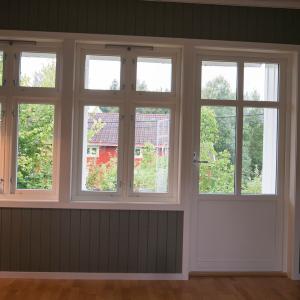 Nye vinduer og verandadør i stue (Fjordglas)