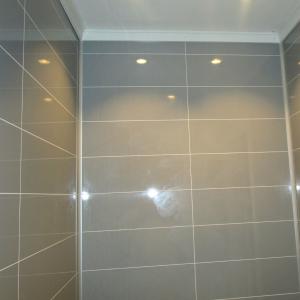 WC-rom: Berry-Alloc plater på vegger med flismønster.