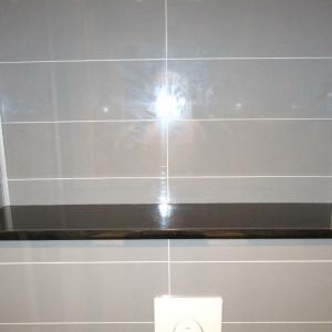 WC-rom: på toppen av kasse til vegghengt WC ble det montert sort skiferplate.