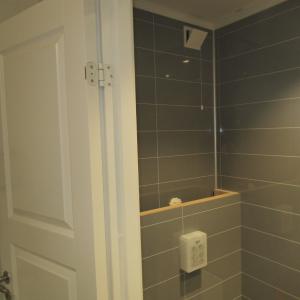 WC-rom: ventill i vegg, ny hvit innerdør, kasse for vegghengt WC.